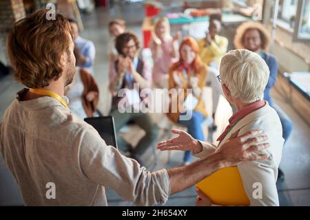 Gruppo di dipendenti con formazione professionale in ufficio; concetto di sviluppo professionale Foto Stock