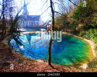 Blaubeuren, Germania: Il panoramico stagno Blautopf Foto Stock