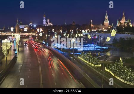 Le luci di Natale e Capodanno per le strade di Mosca. Foto Stock