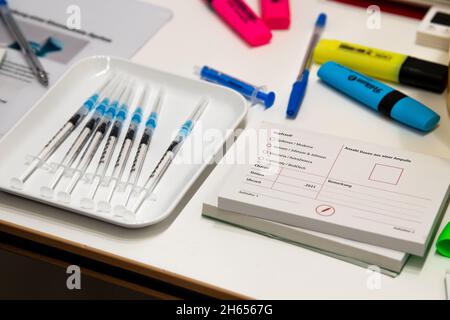 Osnabruck, Germania. 13 Nov 2021. 13 novembre 2021, bassa Sassonia, Osnabrück: Dopo la preparazione, le siringhe con vaccino Biontech vengono poste in un vassoio. La vaccinazione viene effettuata nel OsnabrückHalle con vaccini di Biontech e Johnson & Johnson. Foto: Lino Mirgeler/dpa Credit: dpa Picture Alliance/Alamy Live News Foto Stock