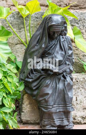 Scultura di Madre Teresa di Calcutta in una chiesa coloniale a l'Avana Vecchia, Cuba. 12 novembre 2021 Foto Stock