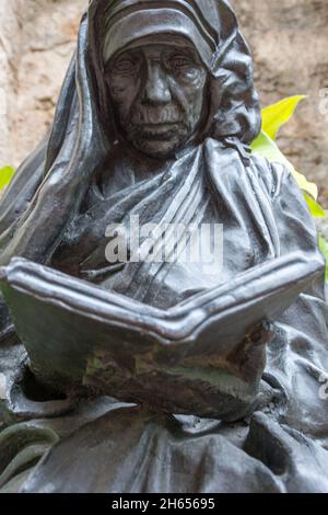 Scultura di Madre Teresa di Calcutta in una chiesa coloniale a l'Avana Vecchia, Cuba. 12 novembre 2021 Foto Stock