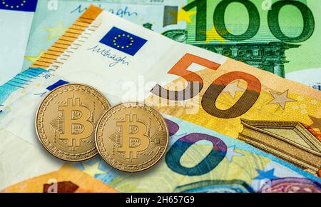 Moneta d'oro Bitcoin su con Euro Foto Stock