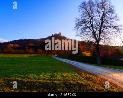 Hechingen, Germania: Paesaggio con Hohenzollern castello in vista Foto Stock