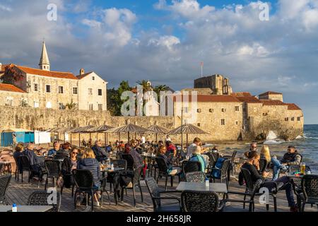 Strandbar am Stadtstrand Plaa Ricardova Glava und die Altstadt von Budva, Montenegro, Europa | Beach bar sulla spiaggia di Plaa Ricardova Glava e il Vecchio Foto Stock