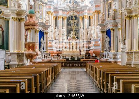 Kaunas, Lituania - Maggio 2019: interni di Kaunas basilica cattedrale chiesa, Lituania. Ampio angolo di vista panoramica. Foto Stock