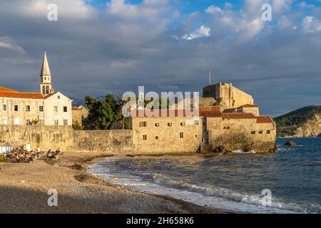 Stadtstrand Plaa Ricardova Glava und die Altstadt von Budva, Montenegro, Europa | Plaa la spiaggia di Ricardova Glava e il centro storico di Budva, Montenegro Foto Stock