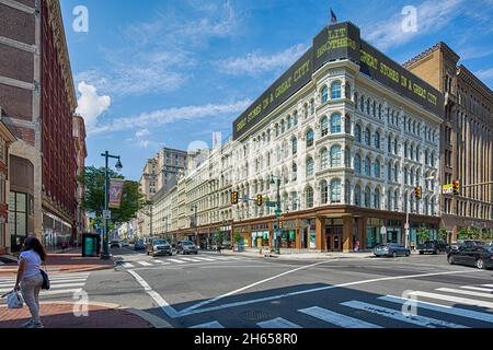 701 Market Street, il punto di riferimento di Philadelphia Lit Brothers Department Store, porta avanti il suo patrimonio commerciale come Market Place East. Foto Stock