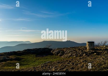 Vista da Breitenstein al Castello di Teck in una giornata d'autunno piena di nebbia e sole Foto Stock