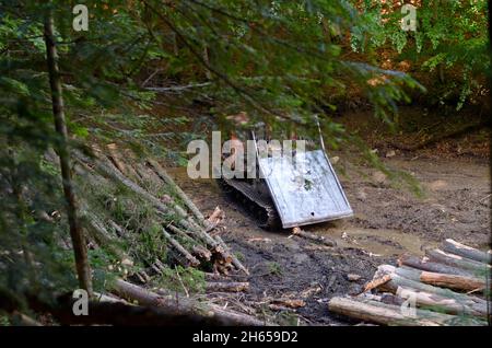 Le pratiche di disboscamento illegale nei Carpazi. Legname di scarico veicolo rubato tronchi di alberi in una foresta glade. Il 18 luglio 2018. Sito vicino a villaggio Lugi, Ucraina Foto Stock