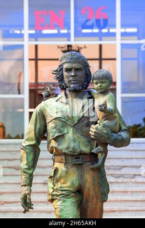 Scultura di che Guevara che decorano la costruzione del Partito Comunista Cubano Provinciale nella città di Santa Clara, Villa Clara, Cuba. 12 novembre 2021 Foto Stock