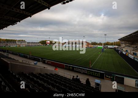 Newcastle, Regno Unito. 13 NOVEMBRE Una visione generale del Kingston Park mentre i giocatori iniziano a scaldarsi per la partita della Premiership Cup tra Newcastle Falcons e London Wasps al Kingston Park, Newcastle sabato 13 novembre 2021. (Credit: Chris Lishman | MI News) Credit: MI News & Sport /Alamy Live News Foto Stock