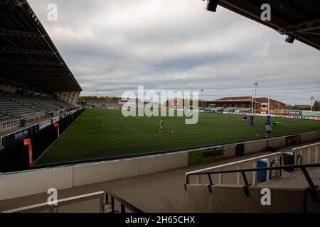 Newcastle, Regno Unito. 13 NOVEMBRE Una visione generale del Kingston Park mentre i giocatori iniziano a scaldarsi per la partita della Premiership Cup tra Newcastle Falcons e London Wasps al Kingston Park, Newcastle sabato 13 novembre 2021. (Credit: Chris Lishman | MI News) Credit: MI News & Sport /Alamy Live News Foto Stock