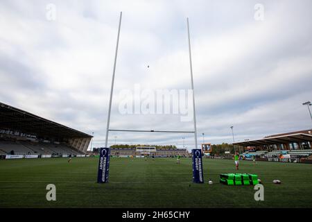 Newcastle, Regno Unito. 13 NOVEMBRE Una visione generale del Kingston Park mentre i giocatori iniziano a scaldarsi per la partita della Premiership Cup tra Newcastle Falcons e London Wasps al Kingston Park, Newcastle sabato 13 novembre 2021. (Credit: Chris Lishman | MI News) Credit: MI News & Sport /Alamy Live News Foto Stock