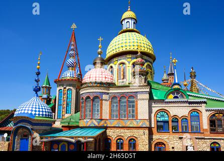 Tempio di tutte le religioni (Tempio universale) a Kazan, Tatarstan, Russia. Questo luogo è il punto di riferimento di Kazan. Bellissimo complesso colorato di chiese, moschea Foto Stock