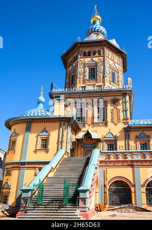 Cattedrale dei Santi Pietro e Paolo, Kazan, Tatarstan, Russia. E 'attrazione turistica di Kazan. Ornato dipinto russo chiesa ortodossa, bella sua Foto Stock