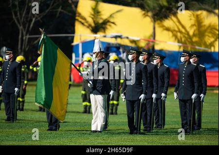 Gli ufficiali di polizia recentemente promossi partecipano alla loro cerimonia di promozione durante un evento sono stati il presidente della Colombia Ivan Duque Marquez e il min della Colombia Foto Stock