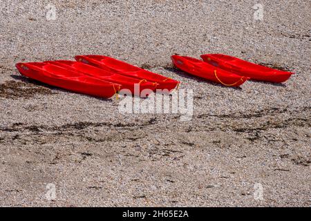 Red Kayaks / Canoa sulla spiaggia di Charlestown - Charlestown, Cornovaglia, Regno Unito. Foto Stock