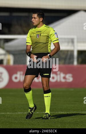 Roma, Italia. 13 Nov 2021. L'arbitro Marco Pilleri durante la Serie A match tra A.S. Roma Women e ACF Fiorentina Femmiglio allo stadio tre Fontane il 14 novembre 2021 a Roma. Credit: Live Media Publishing Group/Alamy Live News Foto Stock