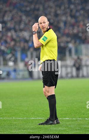 Roma, Italia. 12 novembre 2021. Anthony Taylor arbitro durante la Coppa del mondo FIFA Qatar 2022, partita di calcio di qualificazione del Gruppo C tra Italia e Svizzera, allo stadio Olimpico di Roma il 12 novembre 2021. Credit: Independent Photo Agency/Alamy Live News Foto Stock