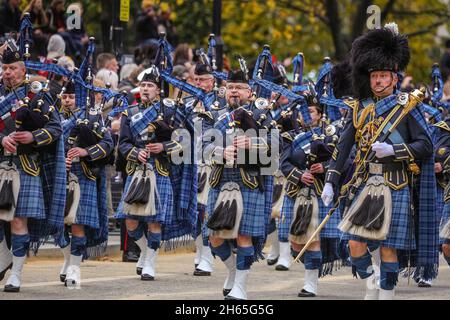 Londra, Regno Unito, 13 novembre 2021.Londra, Regno Unito, 13 novembre 2021. I Royal Air Force Pipes and Drums hanno passato il loro cammino per i tifosi della folla. L'annuale Lord Mayor's Show, una processione attraverso la città di Londra che ha più di 800 anni, e quest'anno ospita diverse migliaia di allegri partecipanti, si fa strada da Mansion House, via St Paul, alle corti reali di giustizia. Alderman Vincent Keaveny è stato eletto come il 693 Signore Sindaco della città di Londra. L'annuale Lord Mayor's Show, una processione attraverso la città di Londra che ha più di 800 anni, e quest'anno presenta diverse migliaia di chee Foto Stock