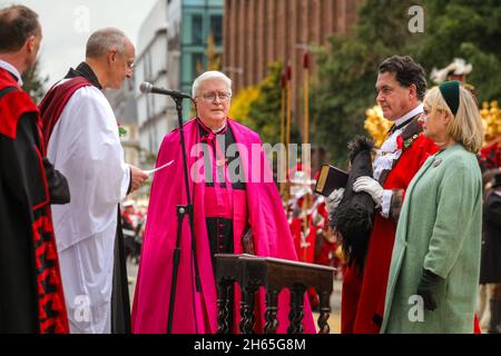Londra, Regno Unito, 13 novembre 2021.Londra, Regno Unito, 13 novembre 2021. Come è tradizione, il nuovo Signore Sindaco (con sua moglie) riceve una benedizione fuori dalla Cattedrale di San Paolo. L'annuale Lord Mayor's Show, una processione attraverso la città di Londra che ha più di 800 anni, e quest'anno ospita diverse migliaia di allegri partecipanti, si fa strada da Mansion House, via St Paul, alle corti reali di giustizia. Alderman Vincent Keaveny è stato eletto come il 693 Signore Sindaco della città di Londra. L'annuale Lord Mayor's Show, una processione attraverso la città di Londra che ha più di 800 anni, e quest'anno fe Foto Stock