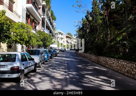 Atene, Grecia - 08 novembre 2021 paesaggio urbano del centro di Atene, una città emblematica e la capitale della Grecia Foto Stock