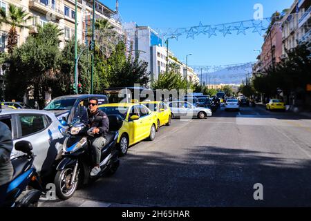 Atene, Grecia - 08 novembre 2021 paesaggio urbano del centro di Atene, una città emblematica e la capitale della Grecia Foto Stock