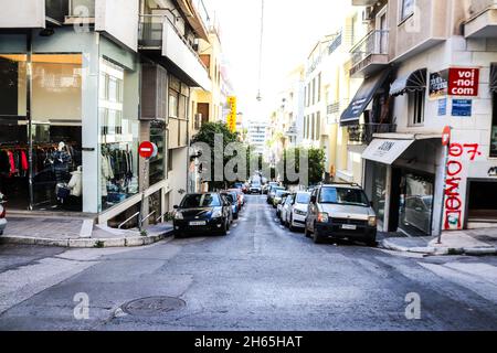 Atene, Grecia - 08 novembre 2021 paesaggio urbano del centro di Atene, una città emblematica e la capitale della Grecia Foto Stock