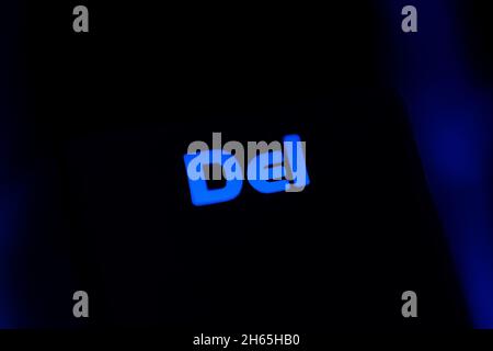 Tastiera per giochi con retroilluminazione a LED. Tastiera realistica per computer. Il tasto DELETE è un tasto sulla maggior parte delle tastiere per computer che viene solitamente utilizzato per eliminare l'eit Foto Stock