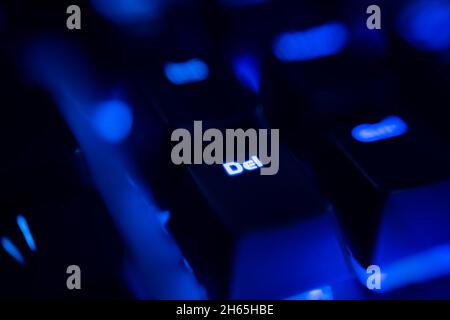 Tastiera per giochi con retroilluminazione a LED. Tastiera realistica per computer. Il tasto DELETE è un tasto sulla maggior parte delle tastiere per computer che viene solitamente utilizzato per eliminare l'eit Foto Stock