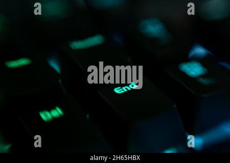 Tastiera per giochi con retroilluminazione a LED. Tastiera realistica per computer.il tasto fine è un tasto comunemente presente sulle tastiere desktop e laptop.fine di tutto Foto Stock