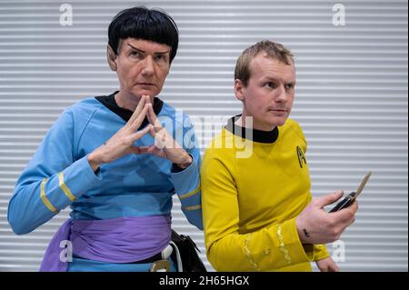 Londra, Regno Unito. 13 novembre 2021. Terry (L) e Lewis dello Yorkshire, in qualità di Sock e Captain Kirk, ricreano una scena dell'epoca amok della serie originale a Destination Star Trek, la convenzione ufficiale di Star Trek in Europa ad Excel London. L'evento offre ai fan della popolare serie televisiva e del film in franchising per incontrare il cast e l'equipaggio e celebrare tutte le cose Star Trek. Credit: Stephen Chung / Alamy Live News Foto Stock