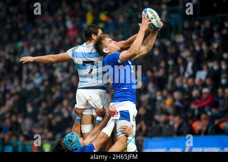 Treviso, Italia. 13 Nov 2021. Federico Ruzza (Italia) vincere il tocco contro Juan Martin Gonzalez (Argentina) durante il Test Match 2021, Italia vs Argentina, Autumn Nations Cup rugby match a Treviso, Italia, Novembre 13 2021 Credit: Independent Photo Agency/Alamy Live News Foto Stock