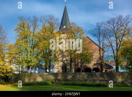 Germania, Monheim am Rhein, Reno, Bergisches Land, Niederbergisches Land, Niederberg, Renania settentrionale-Vestfalia, NRW, Chiesa cattolica Saint Gereon, chiesa parrocchiale, alberi con colorazione autunnale Foto Stock