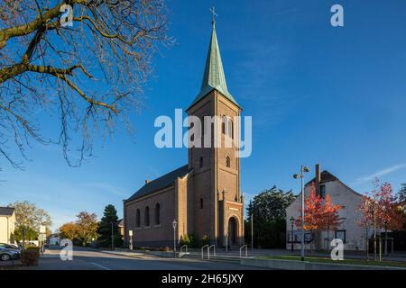 Germania, Monheim am Rhein, Reno, Bergisches Land, Niederbergisches Land, Niederberg, Renania settentrionale-Vestfalia, NRW, Chiesa evangelica, chiesa della città vecchia, umore della sera, colorazione autunnale Foto Stock