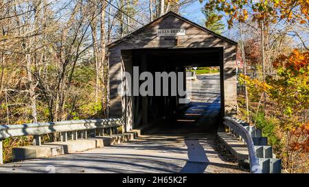 KENT, CT, USA - 11 NOVEMBRE 2021: Ponte di tori in legno coperto ponte con colori autunnali nel mese di novembre Foto Stock