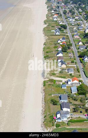 Francia, Manica (50), Barneville-Carteret, spiagge con bassa marea e abitazioni costiere (vista aerea) Foto Stock