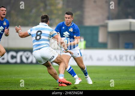 Treviso, Italia. 13 Nov 2021. Luca Morisi (Italia) ostacolato da Facundo Isa (Argentina) durante Test Match 2021, Italia vs Argentina, Autumn Nations Cup rugby match a Treviso, Italia, Novembre 13 2021 Credit: Independent Photo Agency/Alamy Live News Foto Stock