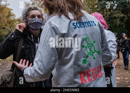 Londra, Regno Unito. 13 Nov 2021. Gli scienziati parlano al pubblico mentre gli attivisti della Rebellion di estinzione si riuniscono a Lincoln's Inn Fields per l'ascesa e Rebel March per protestare per l'emergenza climatica, dopo il vertice COP26. Credit: Chiara Fabbro/Alamy Live News Foto Stock