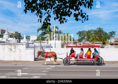 NEW ORLEANS, LA, USA - 16 OTTOBRE 2021: Carrozza trainata da mulo piena di turisti di fronte al cimitero di St. Louis su Basin Street Foto Stock