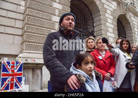 Londra, Regno Unito. 13 novembre 2021. Richard Ratcliffe, il marito dell'operaio di aiuti britannico-iraniano Nazanin Zaghari-Ratcliffe, e la loro figlia Gabriella il 21° e ultimo giorno del suo sciopero della fame fuori dall'Ufficio per lo sviluppo e il Commonwealth. Foto Stock