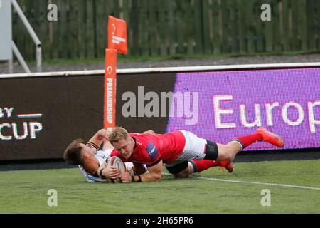 NEWCASTLE UPON TYNE, GBR. 13 NOVEMBRE Alex Tait di Newcastle Falcons segna durante la partita della Premiership Cup tra Newcastle Falcons e London Wasps a Kingston Park, Newcastle sabato 13 novembre 2021. (Credit: Chris Lishman | MI News) Credit: MI News & Sport /Alamy Live News Foto Stock