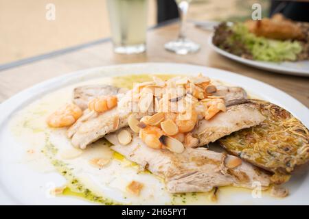 Piatto di pesce alla griglia con gamberi e mandorle all'olio. Menu del ristorante Foto Stock