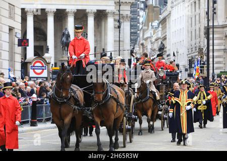 Londra, Regno Unito, 13 novembre 2021. Dopo che l'evento del 2020 è stato cancellato a causa di Covid, 800 anni di pageantry sono risusciti nelle strade più famose della città di Londra. A partire dalla Mansion House, passando per Cornhill, e per accogliere la nomina del 693rd Lord Mayor di Londra, la variegata e colorata processione di 3 miglia partira' per le corti reali di giustizia. Monica Wells/Alamy Live News Foto Stock