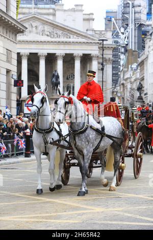 Londra, Regno Unito, 13 novembre 2021. Dopo che l'evento del 2020 è stato cancellato a causa di Covid, 800 anni di pageantry sono risusciti nelle strade più famose della città di Londra. A partire dalla Mansion House, passando per Cornhill, e per accogliere la nomina del 693rd Lord Mayor di Londra, la variegata e colorata processione di 3 miglia partira' per le corti reali di giustizia. Monica Wells/Alamy Live News Foto Stock