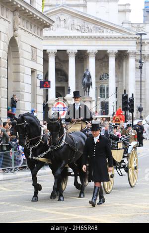 Londra, Regno Unito, 13 novembre 2021. Dopo che l'evento del 2020 è stato cancellato a causa di Covid, 800 anni di pageantry sono risusciti nelle strade più famose della città di Londra. A partire dalla Mansion House, passando per Cornhill, e per accogliere la nomina del 693rd Lord Mayor di Londra, la variegata e colorata processione di 3 miglia partira' per le corti reali di giustizia. Monica Wells/Alamy Live News Foto Stock