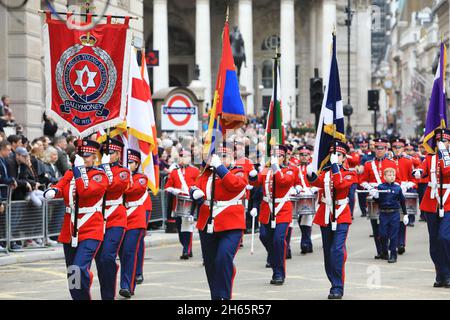 Londra, Regno Unito, 13 novembre 2021. Dopo che l'evento del 2020 è stato cancellato a causa di Covid, 800 anni di pageantry sono risusciti nelle strade più famose della città di Londra. A partire dalla Mansion House, passando per Cornhill, e per accogliere la nomina del 693rd Lord Mayor di Londra, la variegata e colorata processione di 3 miglia partira' per le corti reali di giustizia. Monica Wells/Alamy Live News Foto Stock