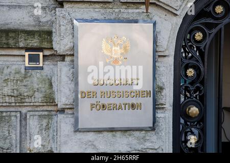 Vista dell'Ambasciata russa a Berlino, Germania, il 13 novembre 2021. Un diplomatico russo è stato trovato morto sul marciapiede fuori dall'ambasciata il mese scorso, il 19 ottobre, dopo essere caduti da uno dei piani superiori. (Foto di Michael Kuenne/PRESSCOV/Sipa USA) Foto Stock