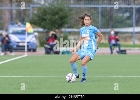 Napoli, Italia. 13 Nov 2021. Sofia Colombo (14) Napoli Femminile durante il Calcio Italiano Seria A Women 2021/2022 Match tra Napoli Femminile vs US Sassuolo Donne il 13 novembre 2021 allo Stadio Giuseppe piccolo in Cercola Italia Credit: Agenzia fotografica indipendente/Alamy Live News Foto Stock